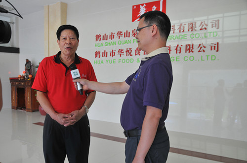 接受资助的贫困大学生回访华山泉.jpg